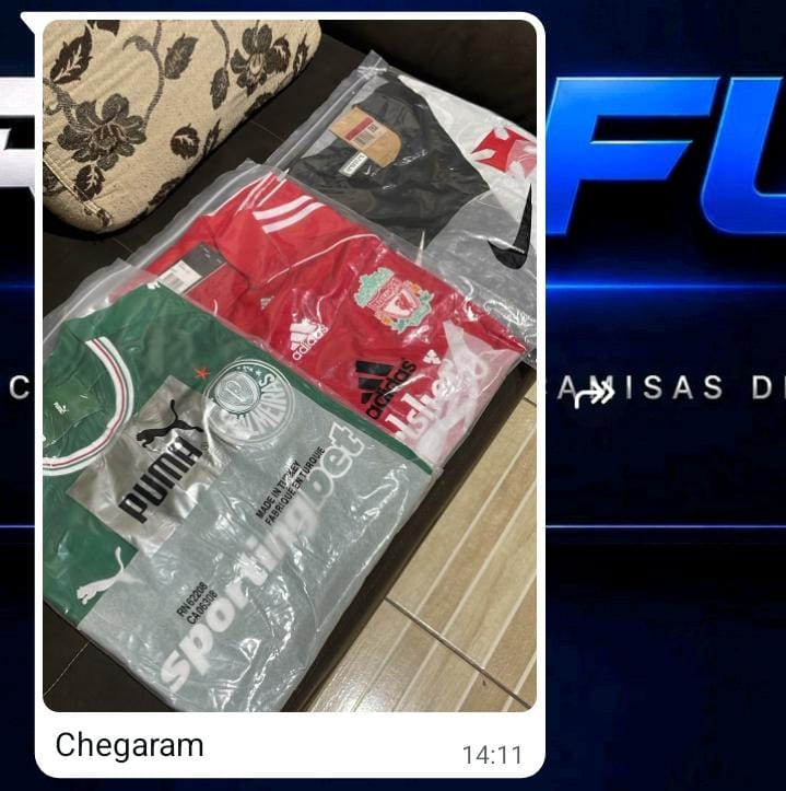 Cliente recebendo o pedido de camisas de time