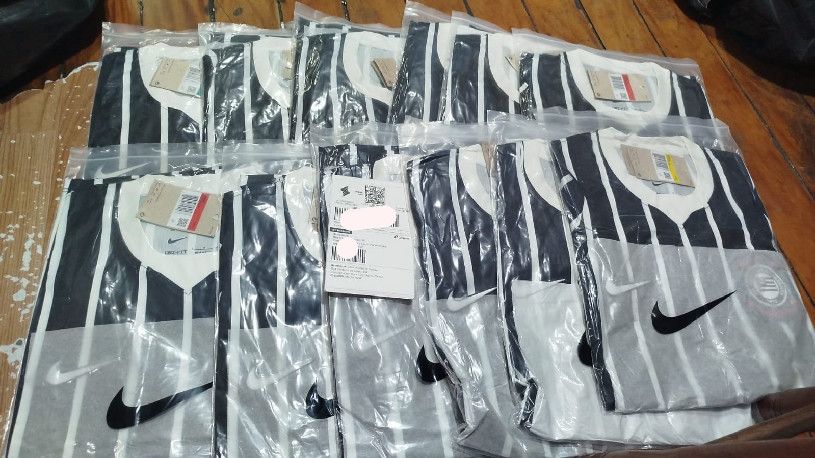 Lote de camisas de time embaladas prontas para envio