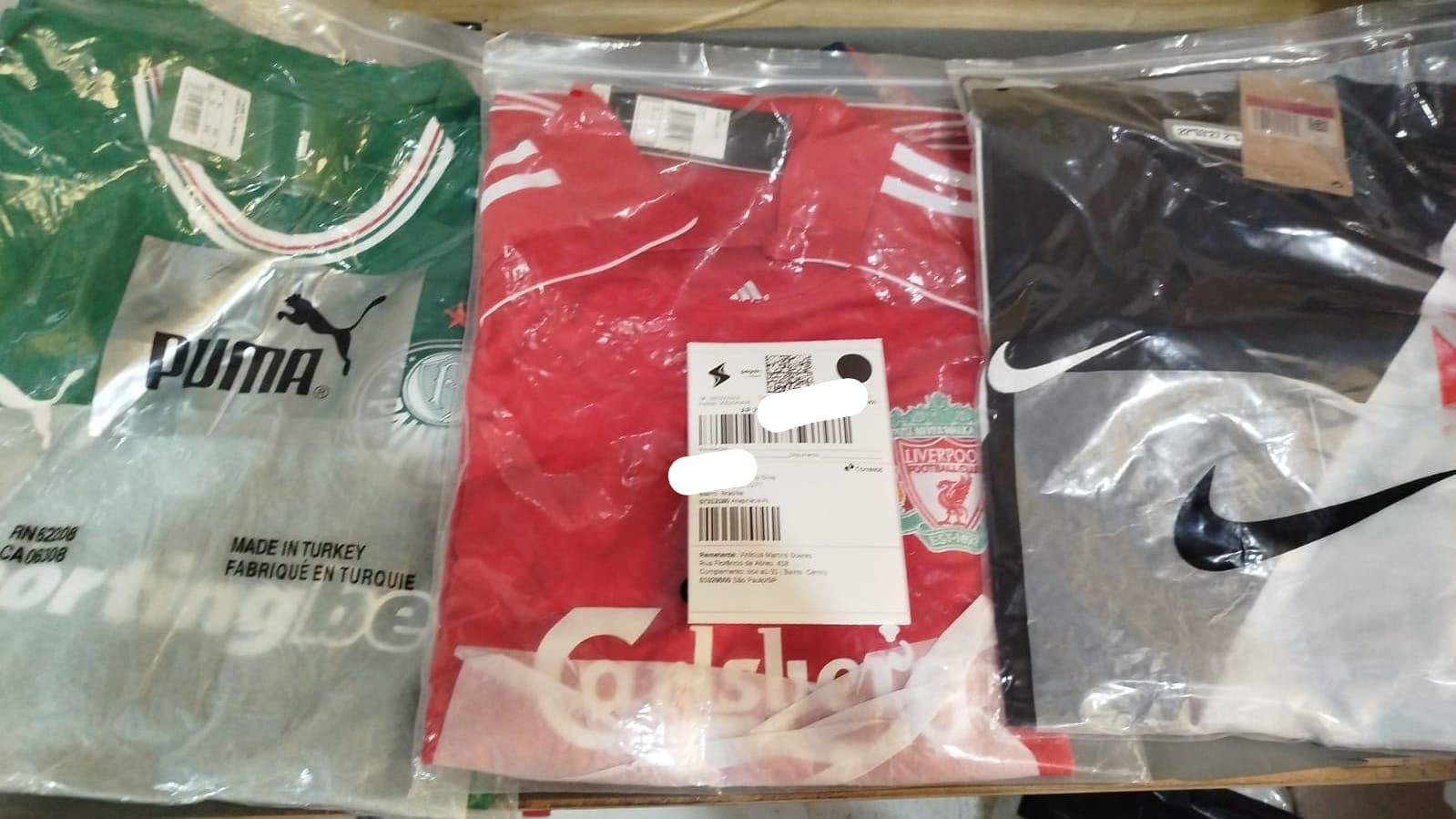 Camisas do Palmeiras, Liverpool e Vasco embaladas com etiqueta de envio